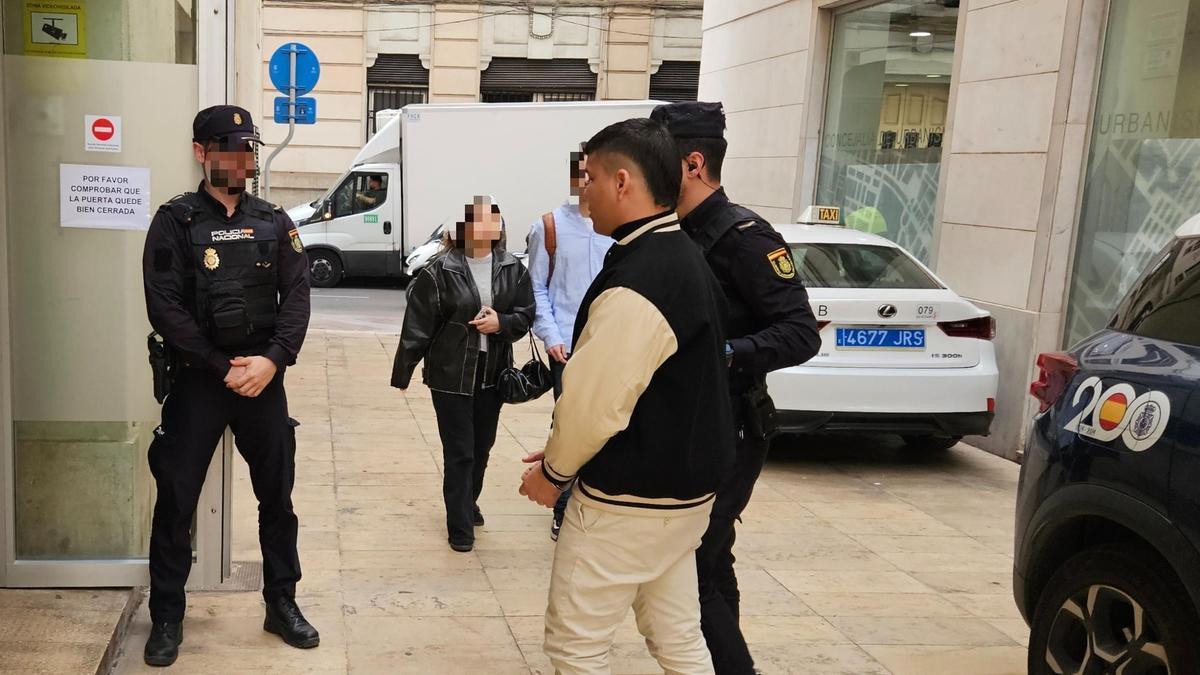 La Policía traslada al ahora condenado por violar a una menor en Alicante.