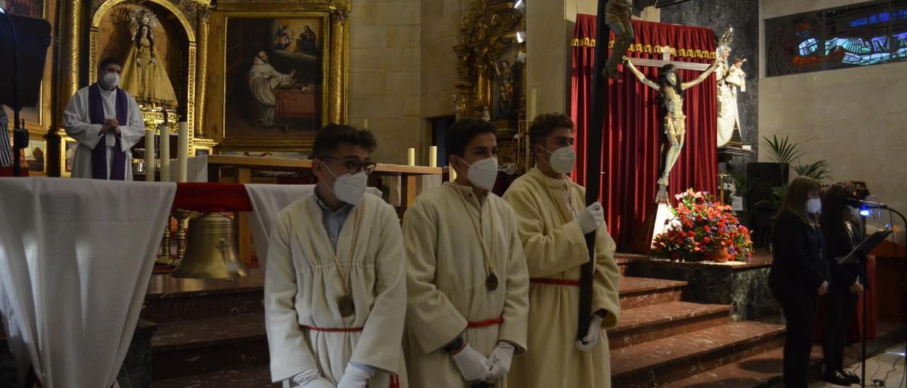 Inicio del Via Crucis por la iglesia del Carmen, en lugar de la procesión del Silencio. / E. P.