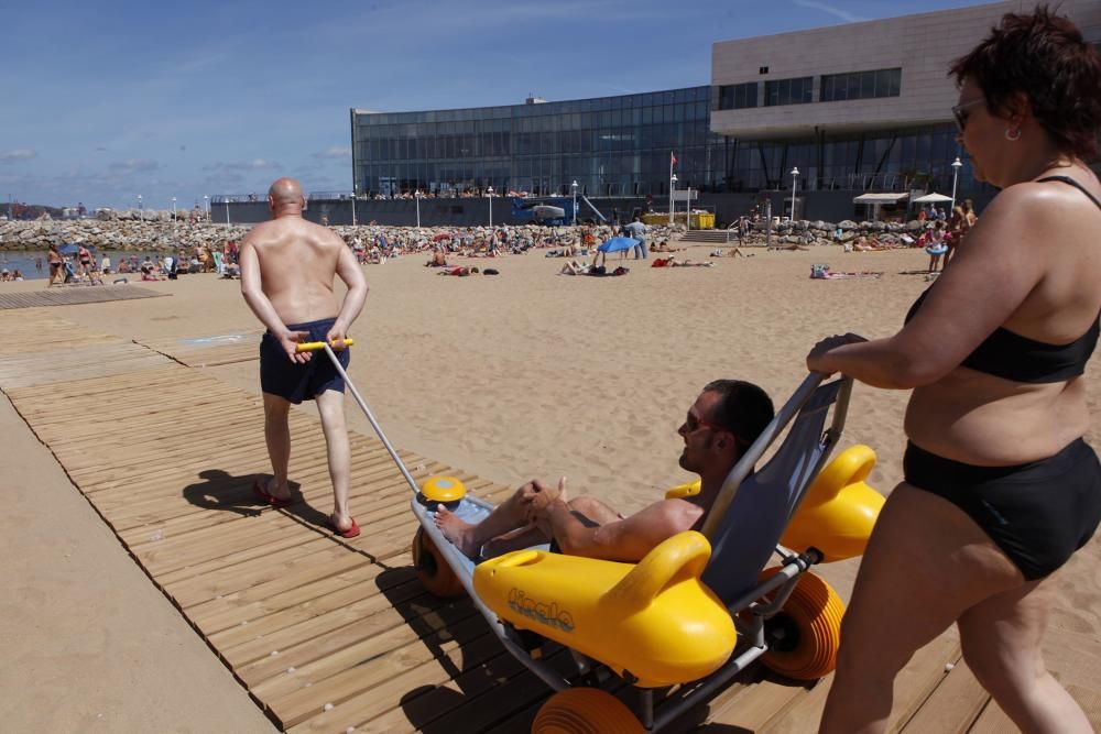 Servicio de baños en la playa de Poniente para personas con discapacidad