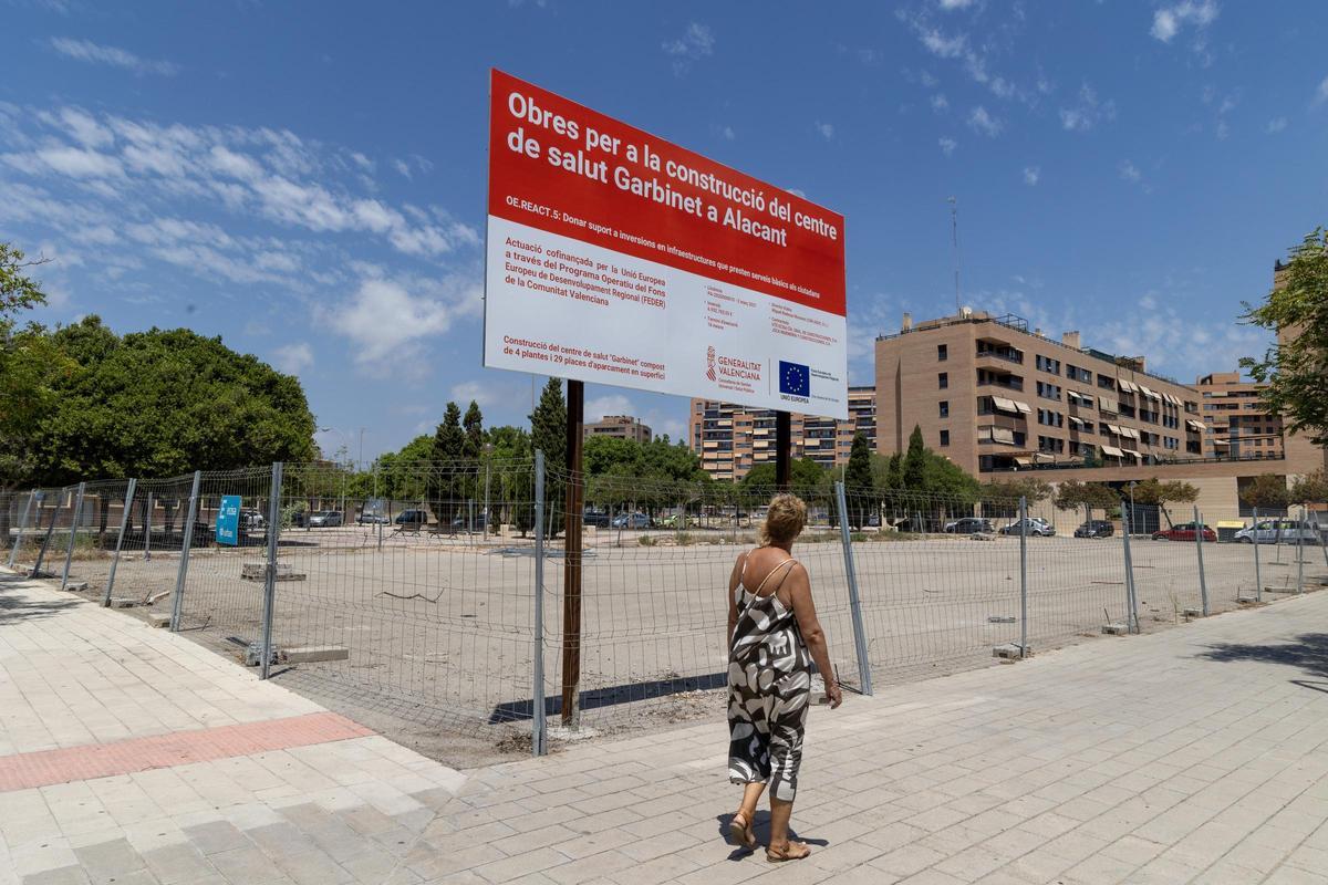 Cartel anunciando las obras del Centro de Salud Garbinet en Alicante.
