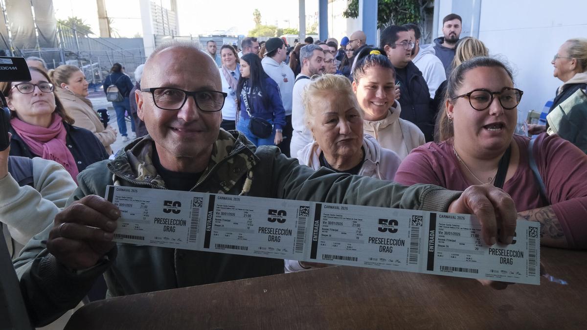 Cola para comprar entradas para la Gala Drag