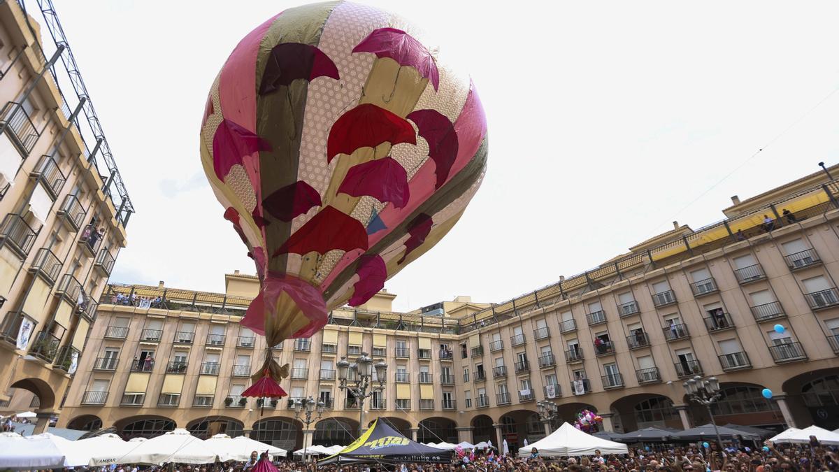 La suelta de globos aerostáticos desde la Plaza Mayor es un bonito acto que congrega a cientos de eldenses.