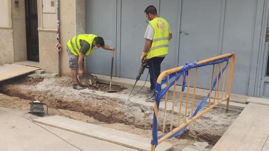 Operarios de Facsa trabajan en la adecuación de la red de agua potable en las calles Gamboa, Torrehermosa y Pintor Gimeno Barón de Vila-real.