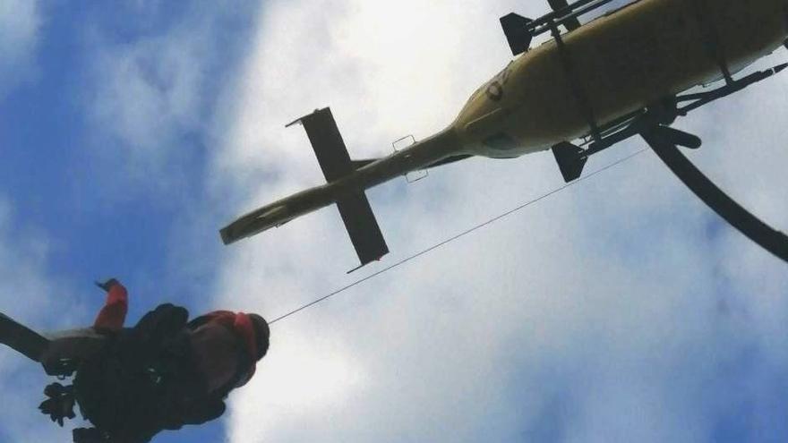 L&#039;helicòpter del GRAE fent l&#039;evacuació de la dona ferida al Cap de Creus