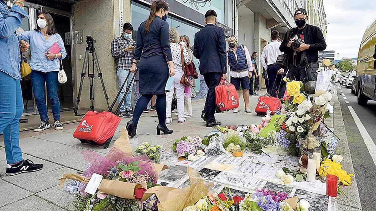 Altar en homenaje a Samuel, en la acera donde fue agredido, en A Coruña.