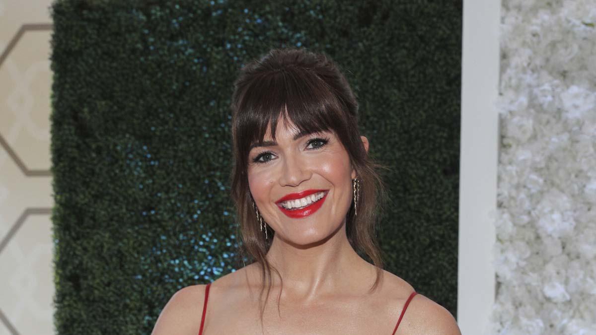 Mandy Moore, de rojo, en los Premios Emmy 2021