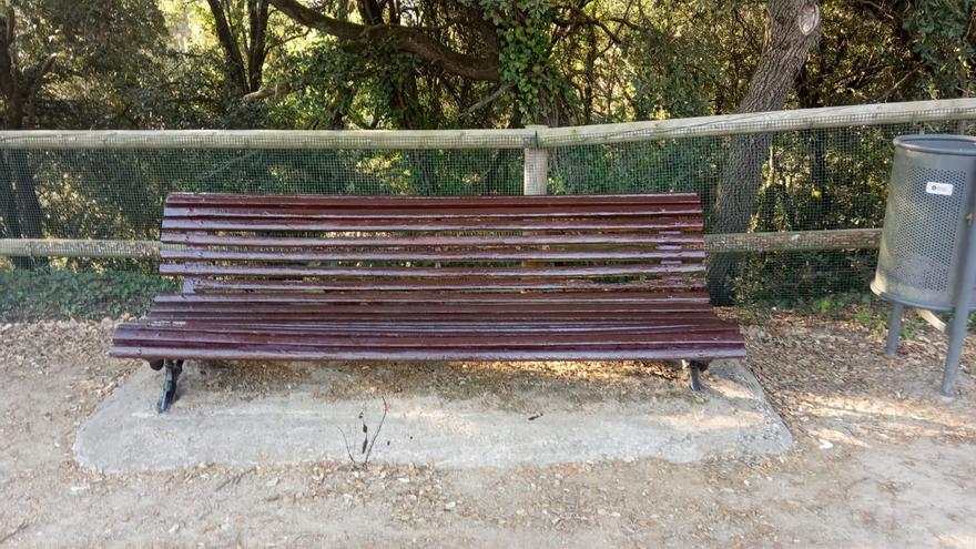 Repinten de marró un banc de la Granera que havien pintat amb els colors LGBTI