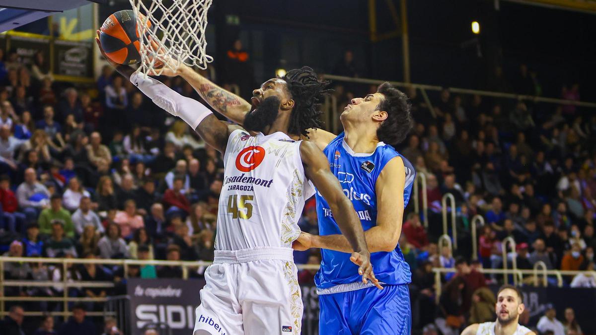 Howard Sant-Roos entra a canasta ante la oposición de Juan Fernández durante el partido en Fuenlabrada.