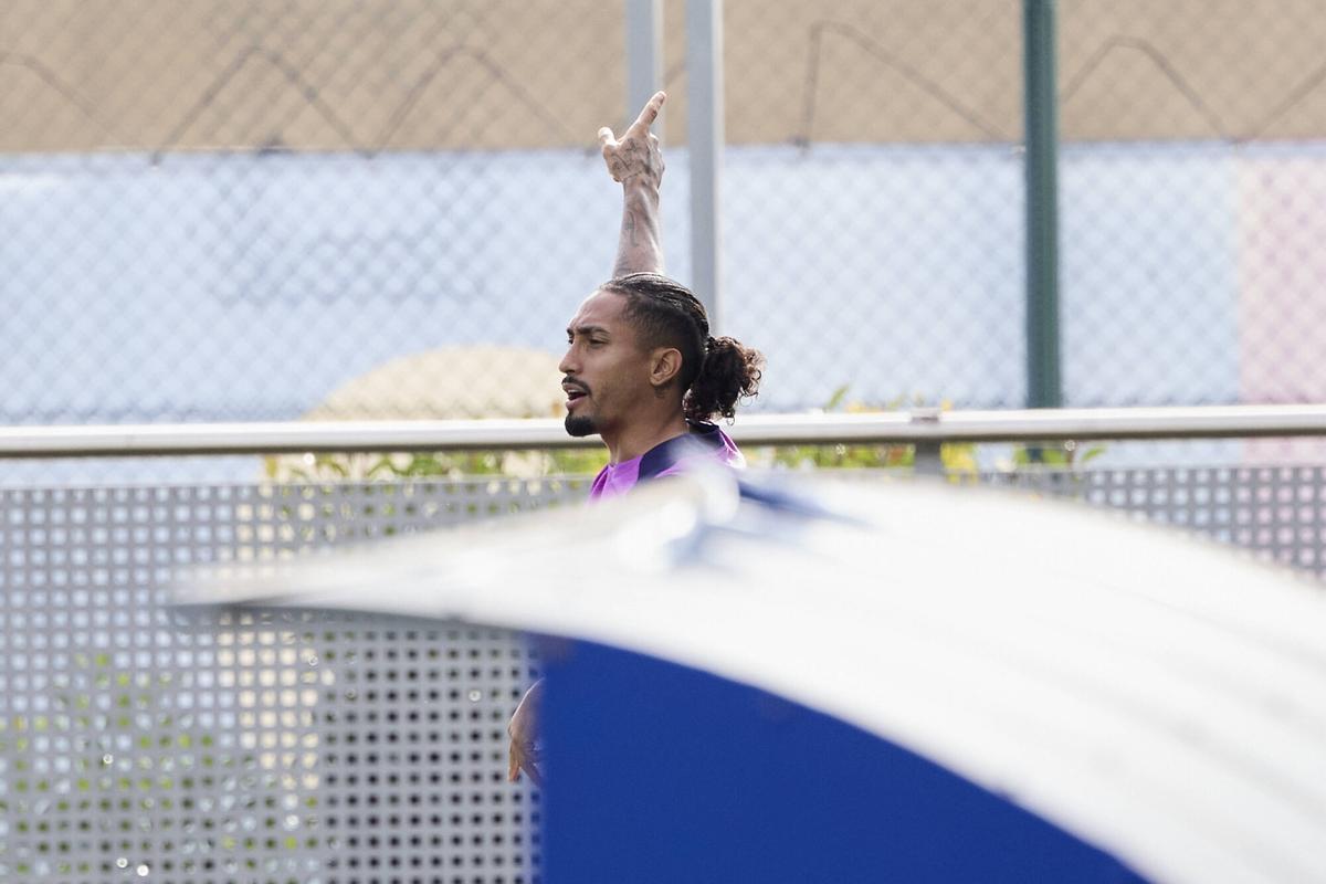Raphinha aparece en el campo de entrenamiento Tito Vilanova.