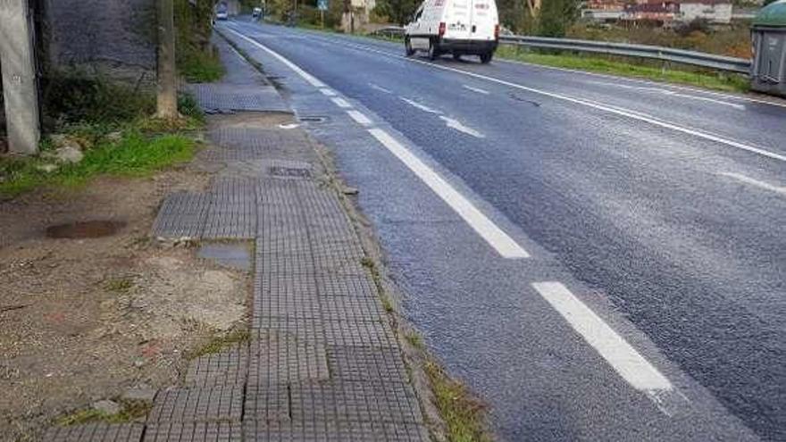 Un tramo de acera en mal estado en Tirán. // Gonzalo Núñez