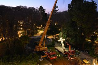 Vídeo: Momento histórico, retiran la cruz del parque Ribalta