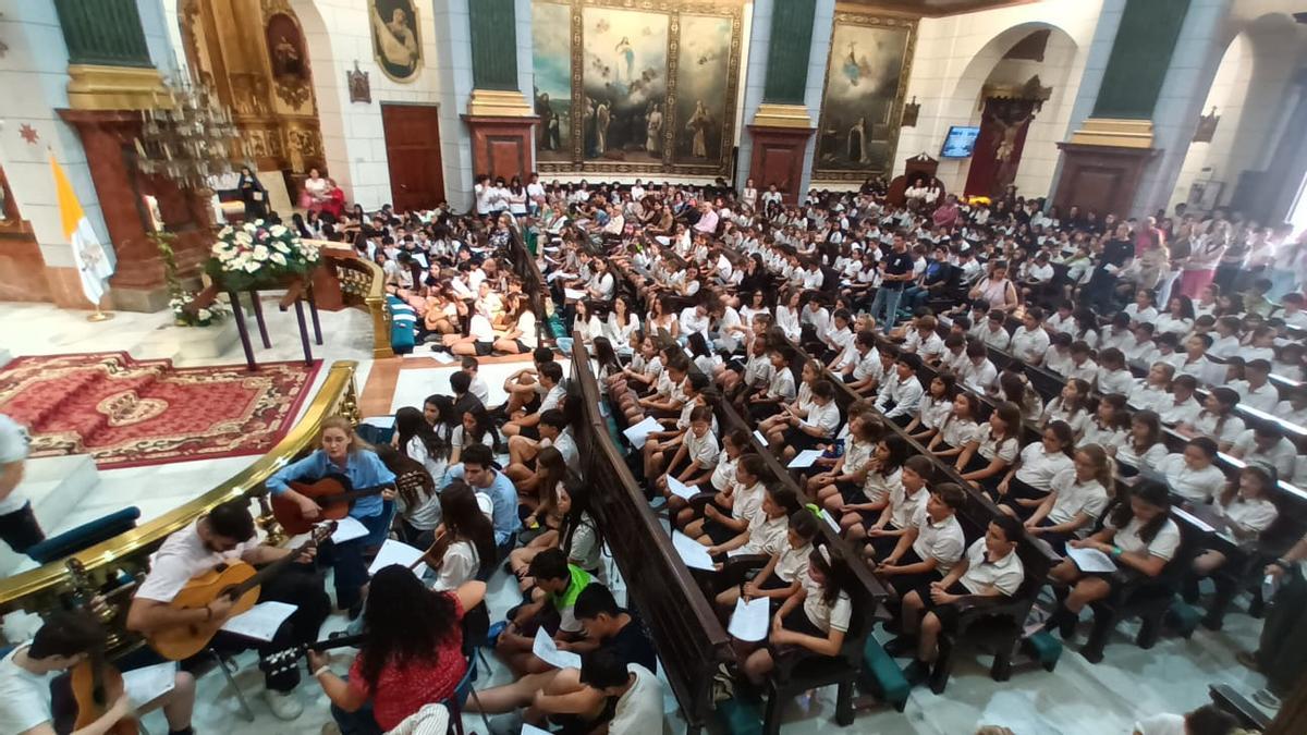 Santa Joaquina reúne a varias generaciones del colegio Carmelitas de Cartagena