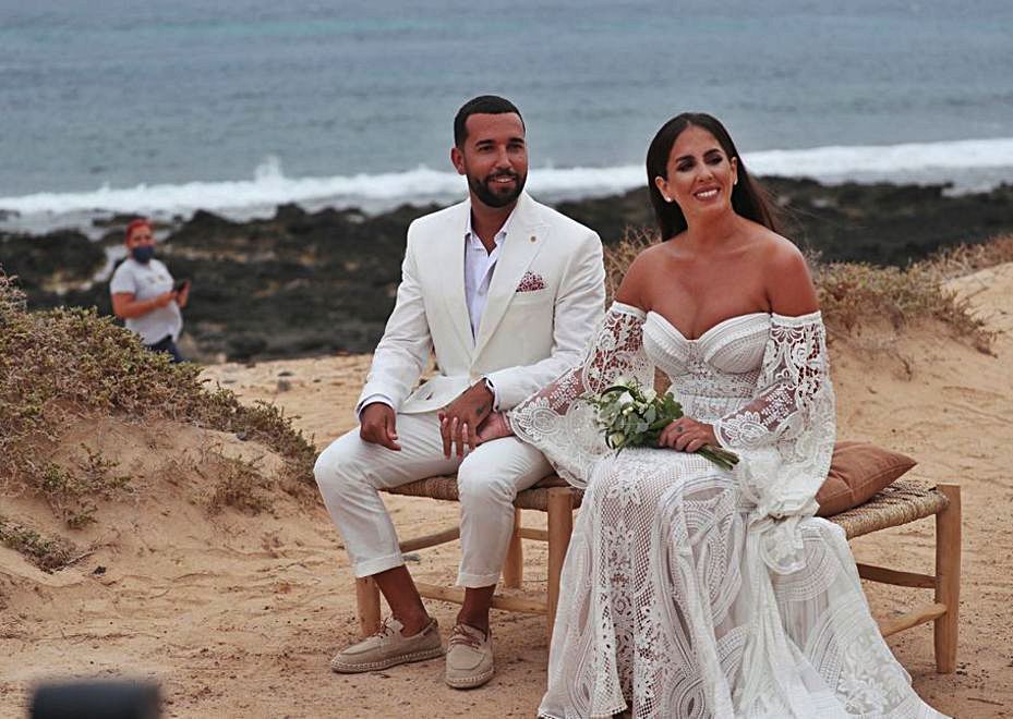 Anabel Pantoja y Omar Sánchez en otro momento de la ceremonia. | | @HOLACOM