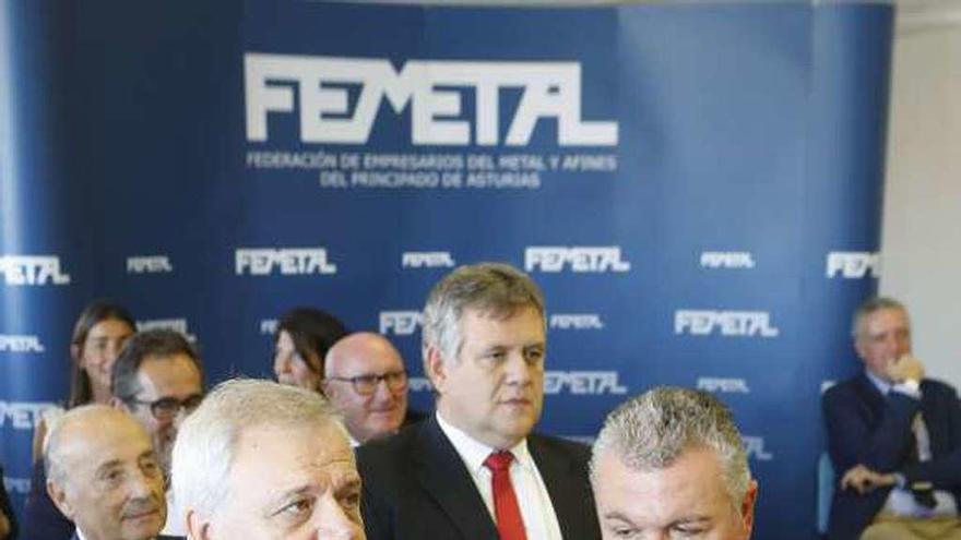 En primer término, Guillermo Ulacia, presidente de Femetal, a la izquierda, y Belarmino Feito, presidente de FADE, la patronal asturiana.