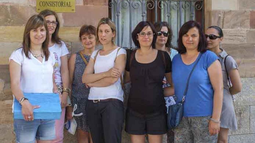 El grupo de madres posando con las firmas a las puertas de la Casa Consistorial de la Plaza del Grano.