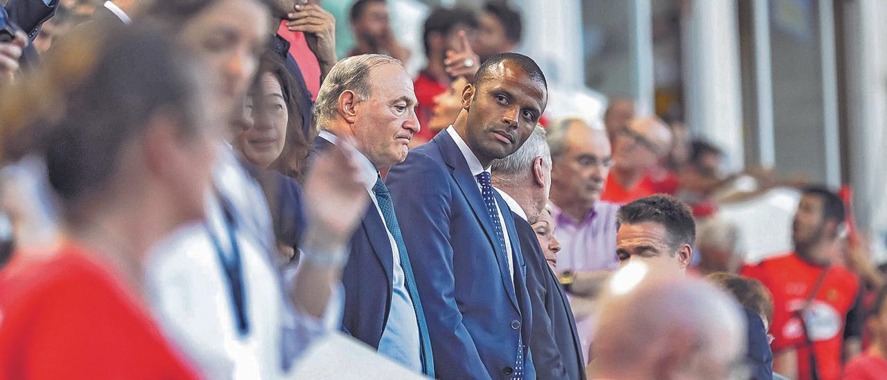 Molango, junto al presidente Kholberg en el palco de Son Moix.