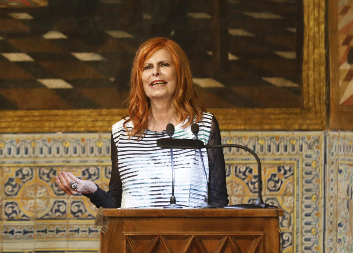 La exministra recibe la Alta Distinción de la Generalitat