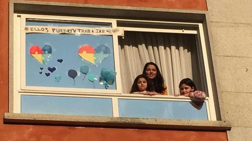 Una familia vilagarciana muestra su solidaridad con la causa en la tarde de ayer. // Faro
