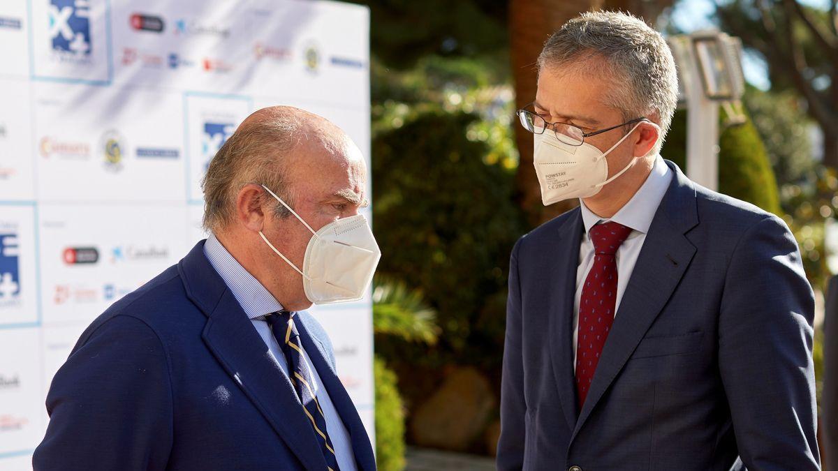 El vicepresidente del BCE, Luis de Guindos, conversa con el gobernador del Banco de España, Pablo Hernández de Cos, al margen de las XXVI Jornadas de Economía de S’Agaró.