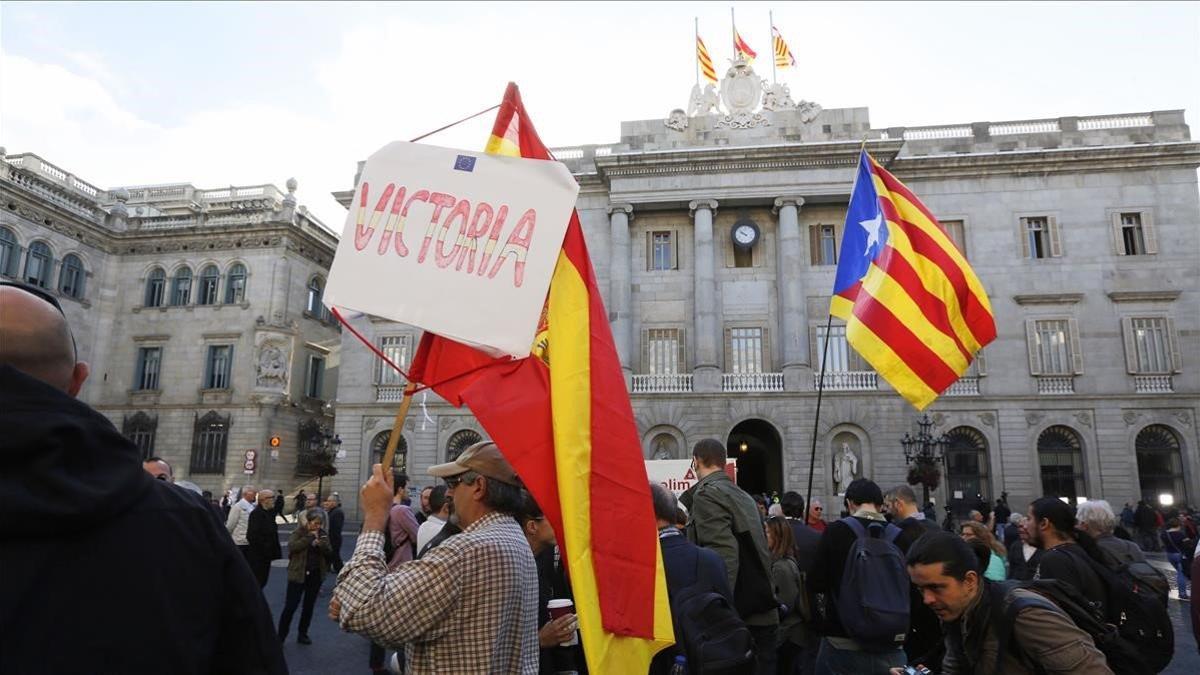 Banderas en la plaza de Sant Jaume el día de la DUI.