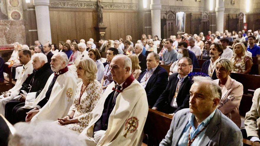 Miembros de las hermandades y cofradías, durante la celebración por Santiago en la basílica, ayer. | MARCOS LEÓN