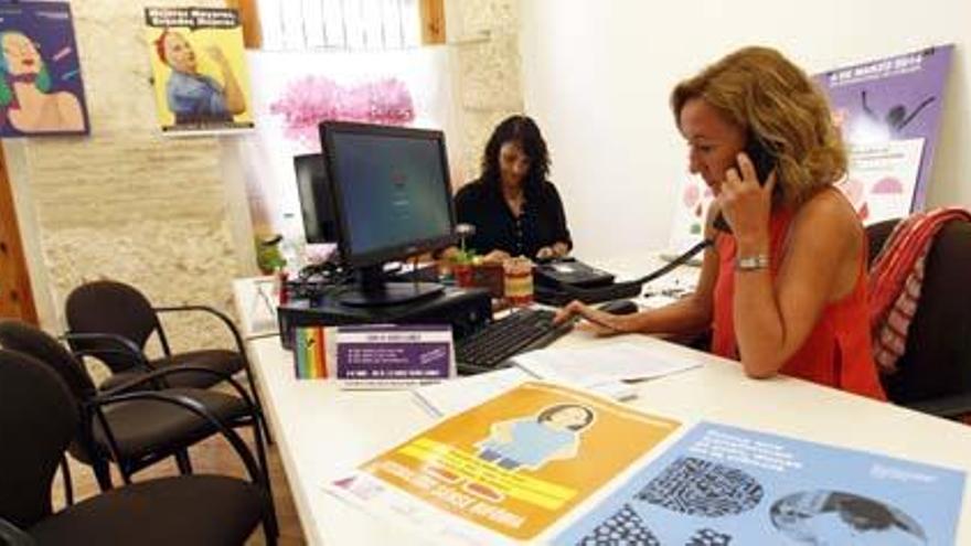 Amparo y María José son las dos técnicas de la unidad, situada en el número 85 de la calle la Reina.