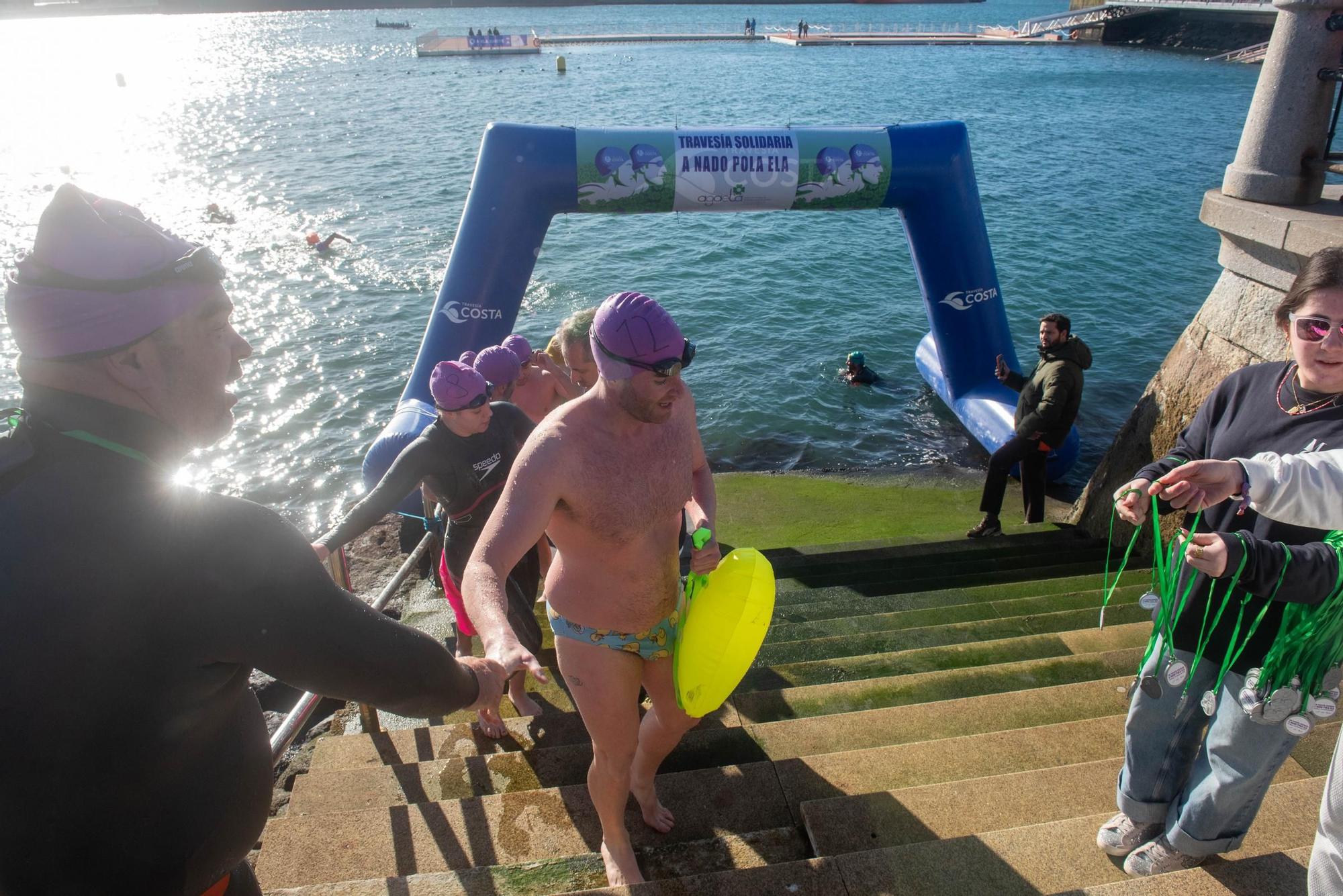 A Coruña desafía al frío y al mar para visibilizar la ELA