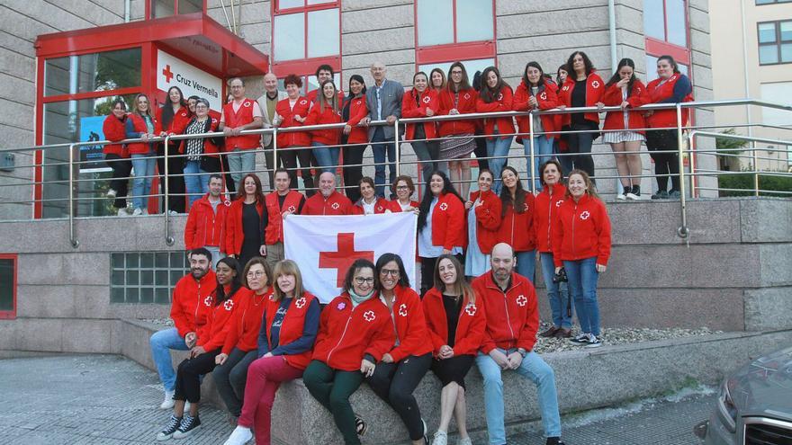 Trabajadores y voluntarios de Cruz Roja en la sede de Ourense, ayer.