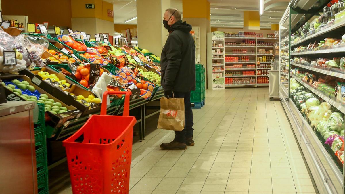 Un hombre compra en un supermercado.
