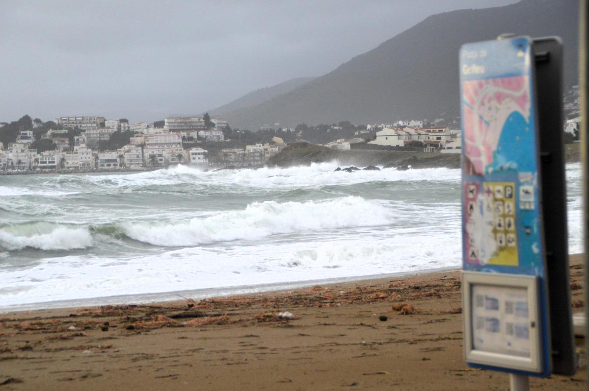 La platja de GrIfeu i el port de Llançà durant la llevantada de Nadal