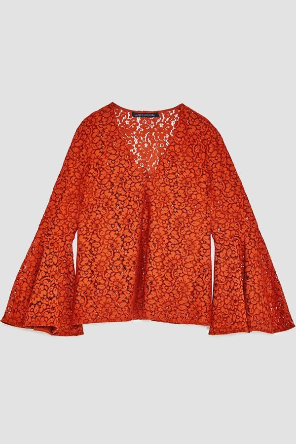Rebajas en Zara: top de encaje con manga farol