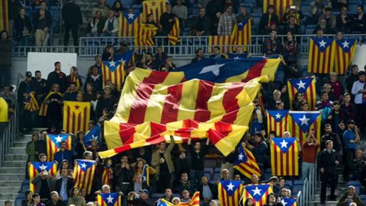 'Estelades' en un partido de Champions en el Camp Nou, el pasado noviembre, como protesta por una sanción de la UEFA.