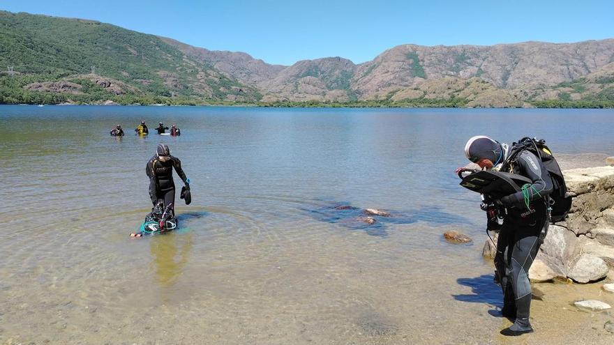 Operación limpieza en el Lago de Sanabria: los buzos se sumergen bajo las aguas para eliminar residuos