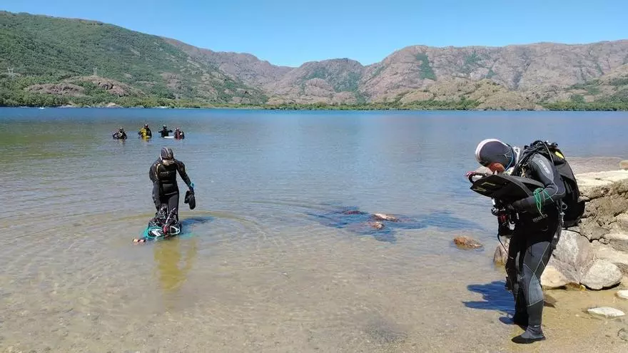 Operación limpieza en el Lago de Sanabria: los buzos se sumergen bajo las aguas para eliminar residuos