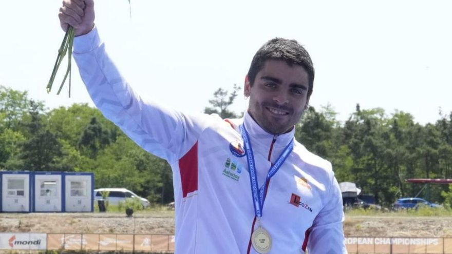 El canoísta cangués Pablo Graña celebra su medalla de oro en Racice.