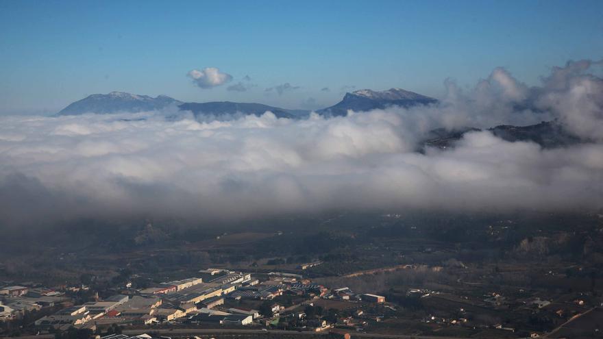 La niebla cubre algunas zonas de Alcoy y el Comtat