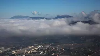 Varios accidentes, niebla y vehículos detenidos complican el tráfico este lunes en Alicante