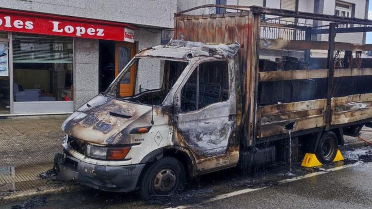 Estado en el que quedó el camión incendiado en Redondela tras sofocar las llamas.