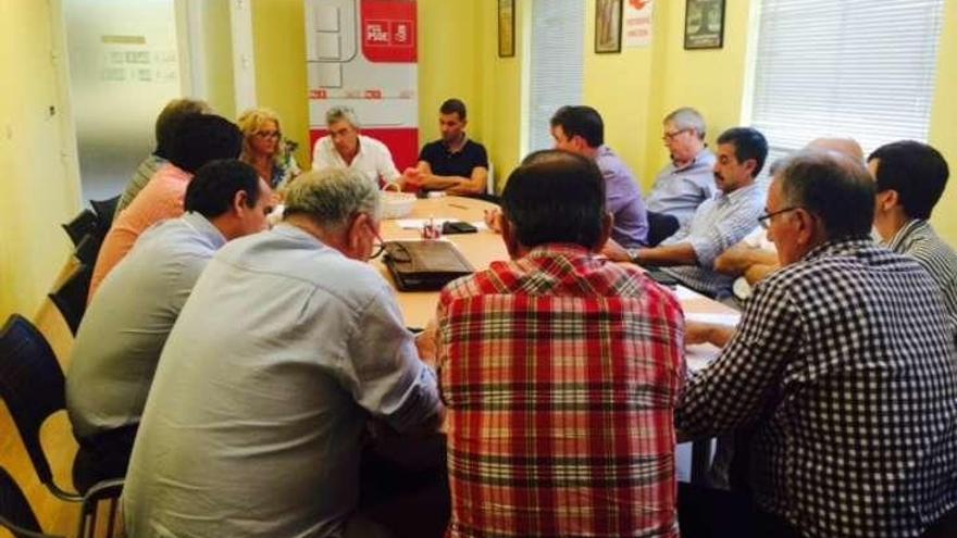 Raúl Fernández y Quintas, con los regidores del PSOE.
