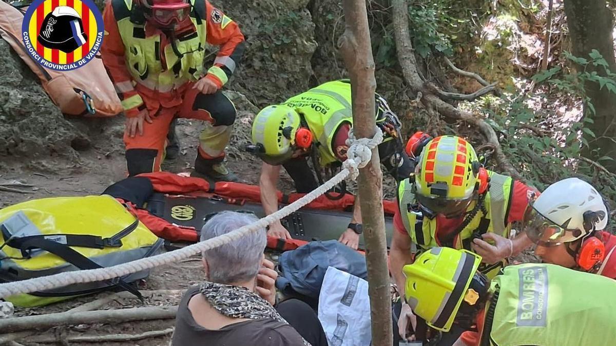 Efectivos del GERA han auxiliado a una mujer tras sufrir una torcedura de tobillo mientras realizaba una ruta en Anna.