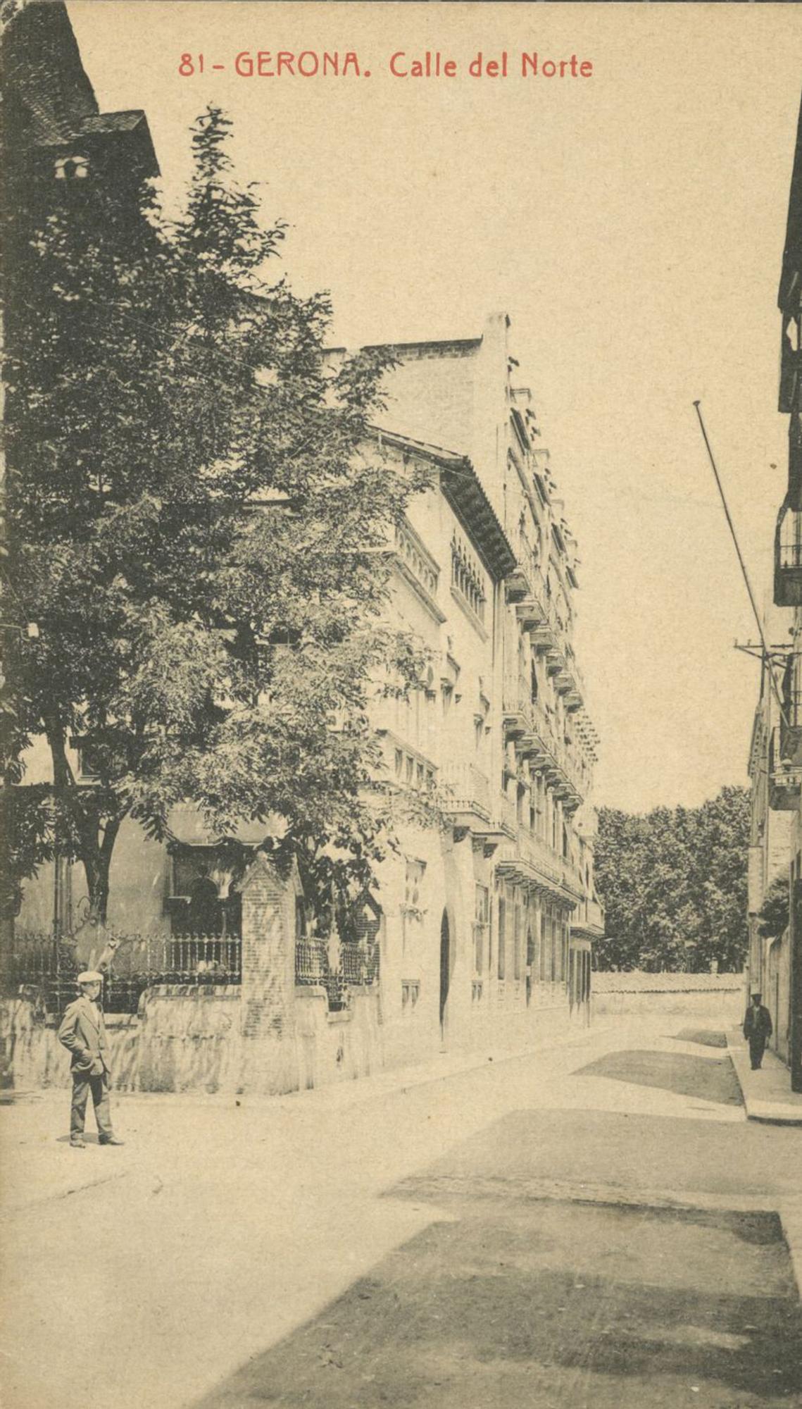 Imatge del 1918 del carrer del Nord de Girona; a l&#039;esquerra hi ha el bloc de pisos on Joan Pericot va viure bona part de la seva infantesa, just al costat de la casa on el Dr. Furest tenia el seu domicili i la consulta. Foto: Ajuntament de Girona/CRDI