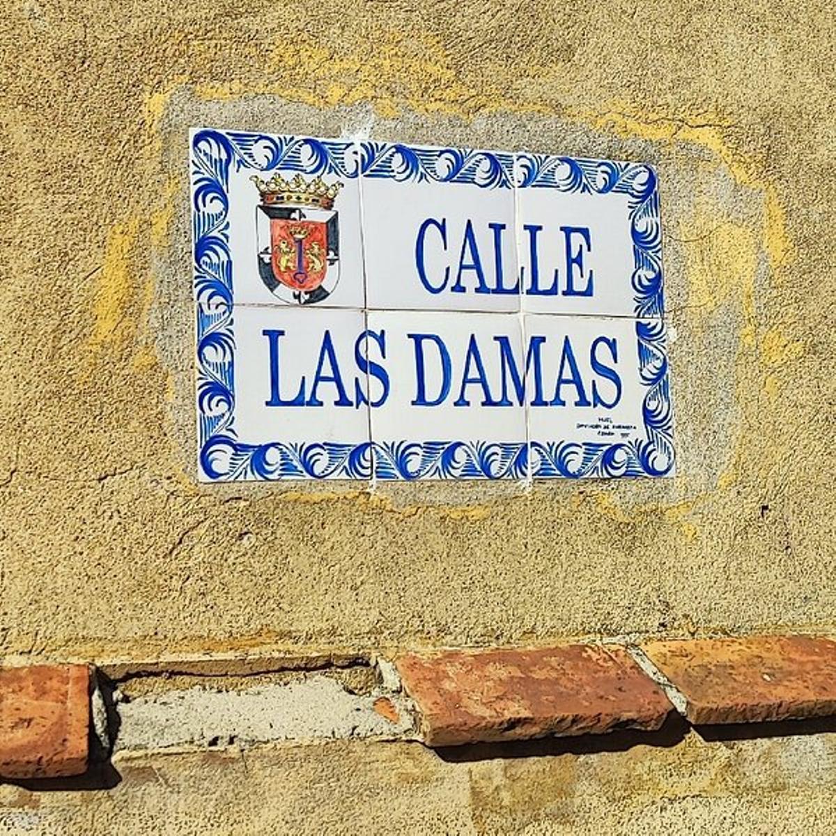 Rótulo de la calle Las Damas en Santo Domingo con la firma de Muel abajo a la derecha