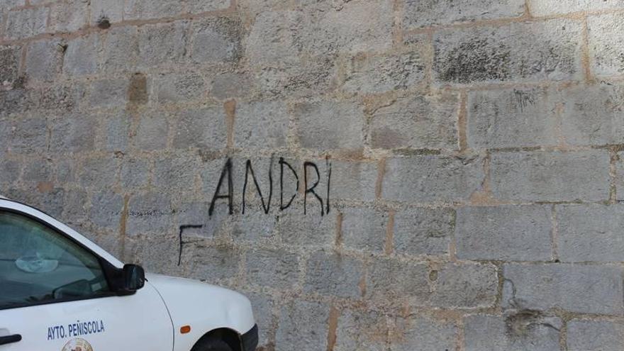 Una pintada en la muralla de Peñíscola genera indignación