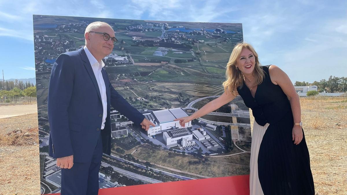 El CEO del IMEC, Luc Van den Hove, y la consejera andaluza de Economía, Carolina España, hace unas semanas enel PTA, este martes en el PTA de Málaga.