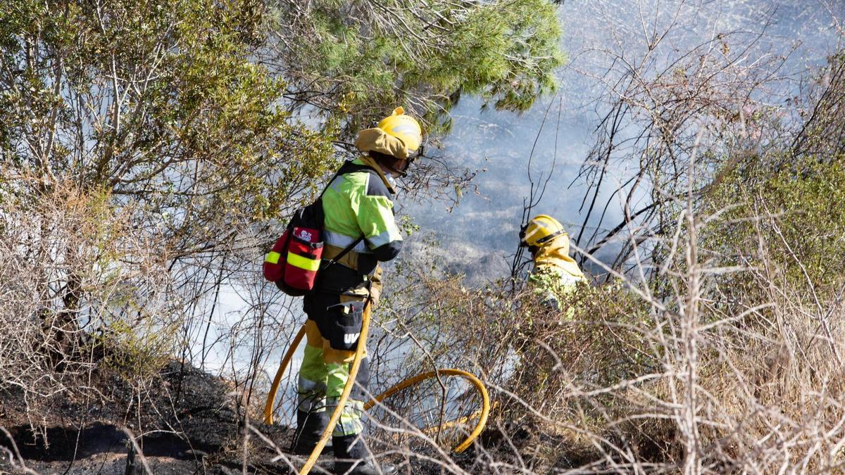 Taréas de extinción en el último incendio de Real, en la Ribera Alta.