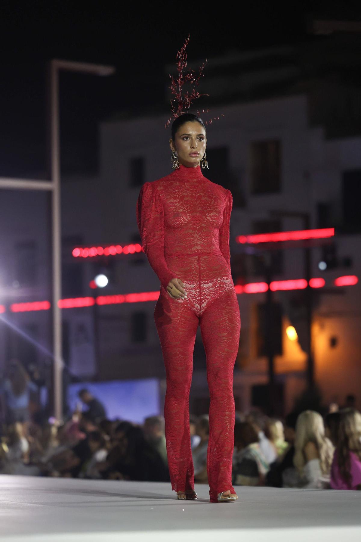 Las modelos desfilaron sobre 140 metros de escenario instalado en el puerto de Ibiza.