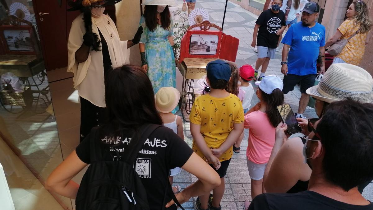 Les dues guíes de Figueres durant la visita, a les portes del Museu del Joguet de Catalunya.