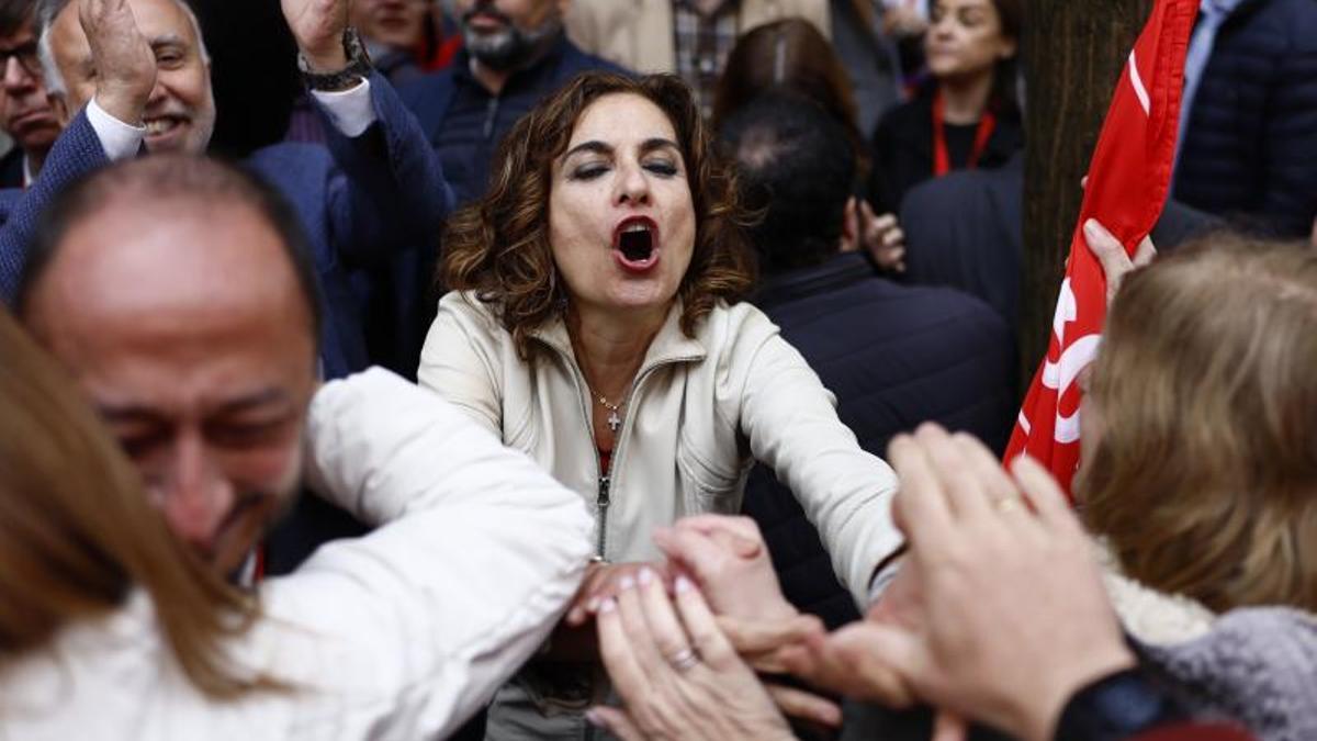 María Jesús Montero a si llegada a Ferraz arropada por la militancia socialista