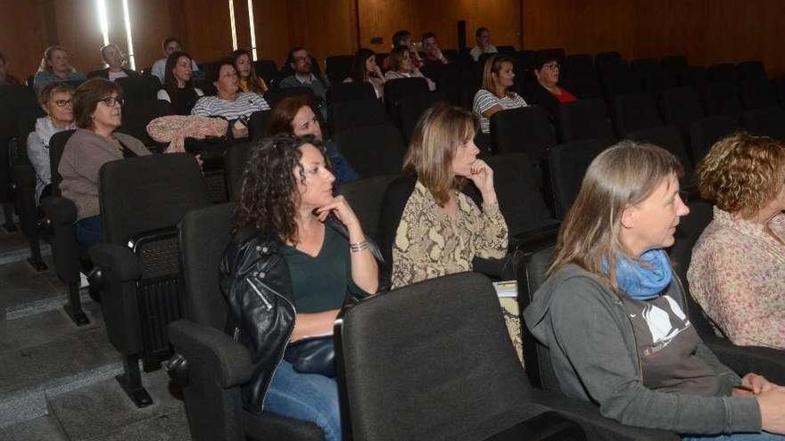 La reunión del Galp5 Ría de Arousa en el Auditorio de A Illa de Arousa. // Noé Parga