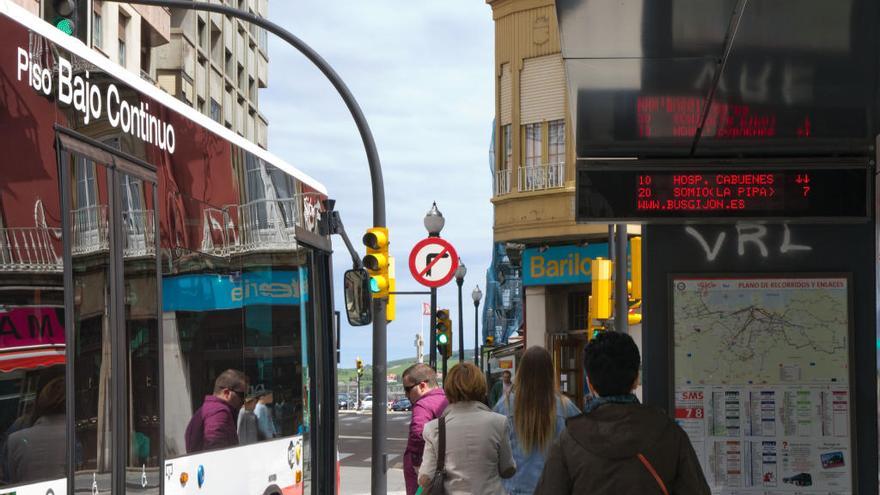 Las paradas &quot;antiacoso&quot; de Emtusa chocan con la ordenanza de accesibilidad